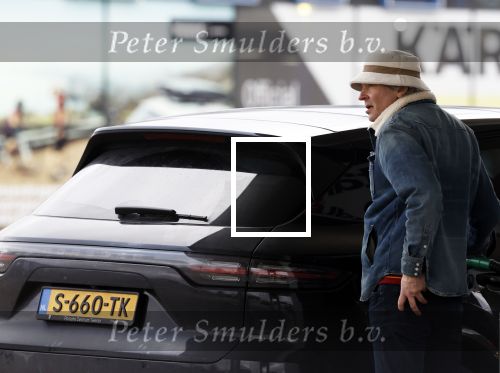 Nederland 5 februari 2024
Matthijs v Nieuwkerk en zijn vriendin Martha Riemsma bij benzinepomp .