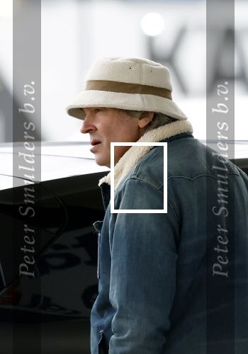 Nederland 5 februari 2024
Matthijs v Nieuwkerk en zijn vriendin Martha Riemsma bij benzinepomp .