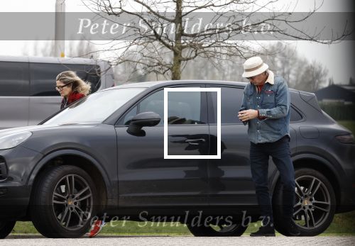 Nederland 5 februari 2024
Matthijs v Nieuwkerk en zijn vriendin Martha Riemsma bij benzinepomp .