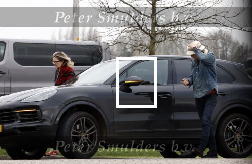 Nederland 5 februari 2024
Matthijs v Nieuwkerk en zijn vriendin Martha Riemsma bij benzinepomp .