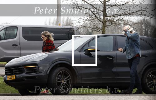 Nederland 5 februari 2024
Matthijs v Nieuwkerk en zijn vriendin Martha Riemsma bij benzinepomp .