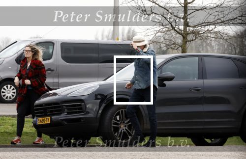 Nederland 5 februari 2024
Matthijs v Nieuwkerk en zijn vriendin Martha Riemsma bij benzinepomp .