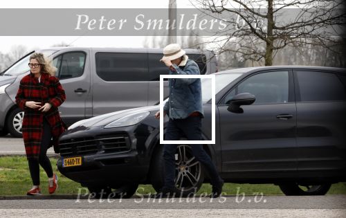 Nederland 5 februari 2024
Matthijs v Nieuwkerk en zijn vriendin Martha Riemsma bij benzinepomp .