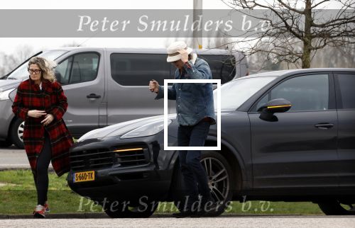 Nederland 5 februari 2024
Matthijs v Nieuwkerk en zijn vriendin Martha Riemsma bij benzinepomp .