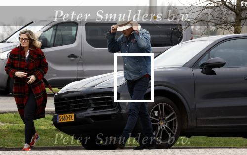 Nederland 5 februari 2024
Matthijs v Nieuwkerk en zijn vriendin Martha Riemsma bij benzinepomp .