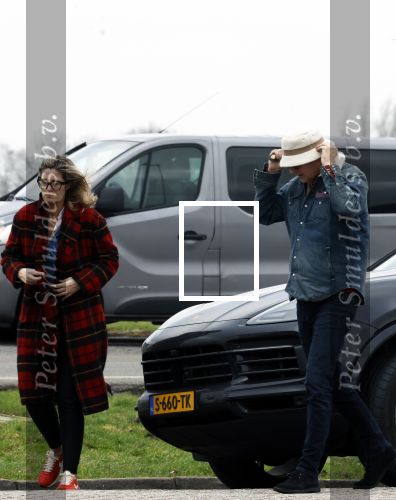Nederland 5 februari 2024
Matthijs v Nieuwkerk en zijn vriendin Martha Riemsma bij benzinepomp .