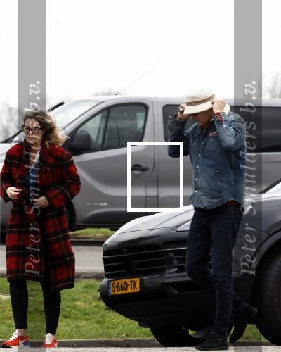 Nederland 5 februari 2024
Matthijs v Nieuwkerk en zijn vriendin Martha Riemsma bij benzinepomp .
