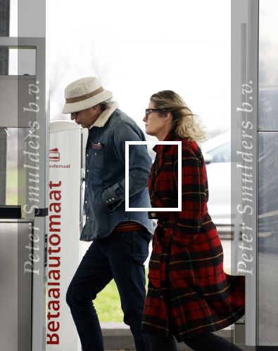 Nederland 5 februari 2024
Matthijs v Nieuwkerk en zijn vriendin Martha Riemsma bij benzinepomp .