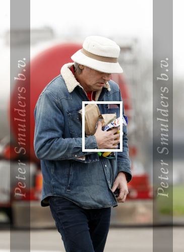 Nederland 5 februari 2024
Matthijs v Nieuwkerk en zijn vriendin Martha Riemsma bij benzinepomp .