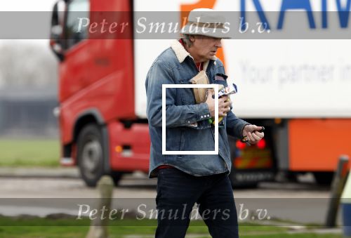 Nederland 5 februari 2024
Matthijs v Nieuwkerk en zijn vriendin Martha Riemsma bij benzinepomp .