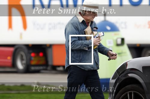 Nederland 5 februari 2024
Matthijs v Nieuwkerk en zijn vriendin Martha Riemsma bij benzinepomp .