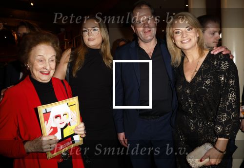 Amsterdam 20 december 2023
Premiere kerstcircus in Carre. Pernille la Lau met moeder dochter en ...