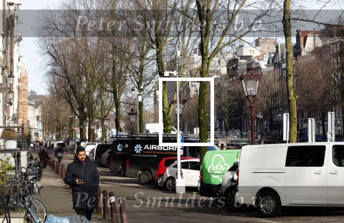 Amsterdam 7 februari 2024
Prinses Amalia woont weer in Amsterdam . Haar huis en de grachten zijn gigantisch goed beveiligd met heel veel beveiligingscamera\'s . OOk publiek / nieuwsgierigen blijven voor haar huis staan kijken .