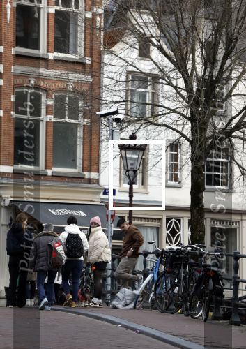 Amsterdam 7 februari 2024
Prinses Amalia woont weer in Amsterdam . Haar huis en de grachten zijn gigantisch goed beveiligd met heel veel beveiligingscamera\'s . OOk publiek / nieuwsgierigen blijven voor haar huis staan kijken .