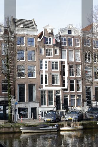 Amsterdam 7 februari 2024
Prinses Amalia woont weer in Amsterdam . Haar huis en de grachten zijn gigantisch goed beveiligd met heel veel beveiligingscamera\'s . OOk publiek / nieuwsgierigen blijven voor haar huis staan kijken .