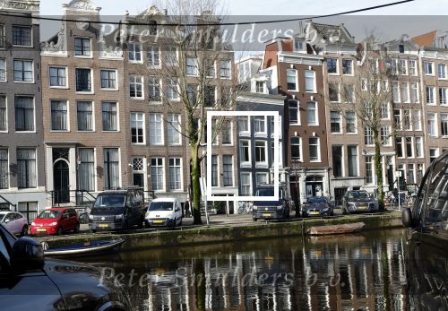 Amsterdam 7 februari 2024
Prinses Amalia woont weer in Amsterdam . Haar huis en de grachten zijn gigantisch goed beveiligd met heel veel beveiligingscamera\'s . OOk publiek / nieuwsgierigen blijven voor haar huis staan kijken .