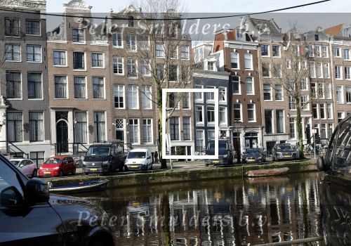 Amsterdam 7 februari 2024
Prinses Amalia woont weer in Amsterdam . Haar huis en de grachten zijn gigantisch goed beveiligd met heel veel beveiligingscamera\'s . OOk publiek / nieuwsgierigen blijven voor haar huis staan kijken .