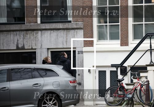 Amsterdam 7 februari 2024
Prinses Amalia woont weer in Amsterdam . Haar huis en de grachten zijn gigantisch goed beveiligd met heel veel beveiligingscamera\'s . OOk publiek / nieuwsgierigen blijven voor haar huis staan kijken .