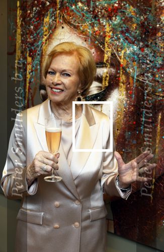 Breukelen 12 februari 2024
Ria Valk viert haar 65 jarig artiesten jubileum en krijgt een koninklijk onderscheiding van de burgemeester van de Ronde Venen.