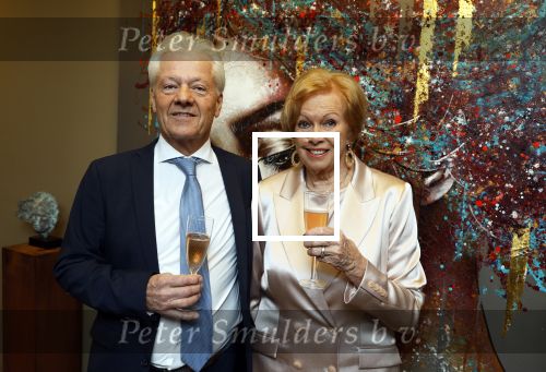 Breukelen 12 februari 2024
Ria Valk viert haar 65 jarig artiesten jubileum en krijgt een koninklijk onderscheiding van de burgemeester van de Ronde Venen. Ria Valk met partner