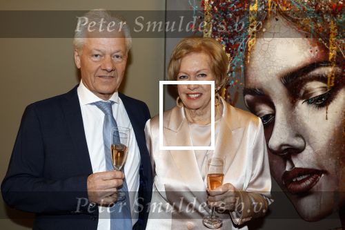 Breukelen 12 februari 2024
Ria Valk viert haar 65 jarig artiesten jubileum en krijgt een koninklijk onderscheiding van de burgemeester van de Ronde Venen. Ria Valk met partner