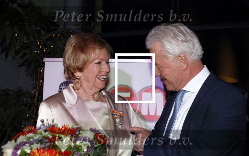 Breukelen 12 februari 2024
Ria Valk viert haar 65 jarig artiesten jubileum en krijgt een koninklijk onderscheiding van de burgemeester van de Ronde Venen. Ria Valk met partner