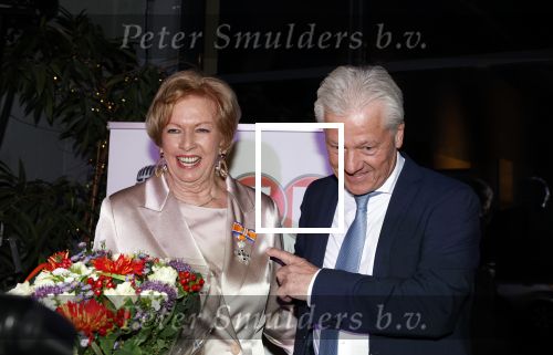 Breukelen 12 februari 2024
Ria Valk viert haar 65 jarig artiesten jubileum en krijgt een koninklijk onderscheiding van de burgemeester van de Ronde Venen. Ria Valk met partner