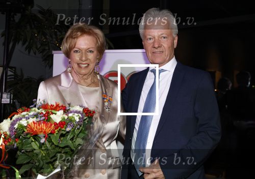 Breukelen 12 februari 2024
Ria Valk viert haar 65 jarig artiesten jubileum en krijgt een koninklijk onderscheiding van de burgemeester van de Ronde Venen. Ria Valk met partner