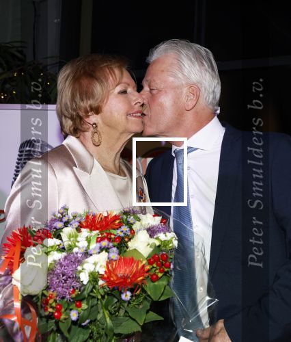 Breukelen 12 februari 2024
Ria Valk viert haar 65 jarig artiesten jubileum en krijgt een koninklijk onderscheiding van de burgemeester van de Ronde Venen. Ria Valk met partner