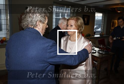 Breukelen 12 februari 2024
Ria Valk viert haar 65 jarig artiesten jubileum en krijgt een koninklijk onderscheiding van de burgemeester van de Ronde Venen. Ria Valk met haar ex partner