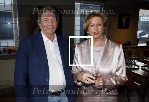 Breukelen 12 februari 2024
Ria Valk viert haar 65 jarig artiesten jubileum en krijgt een koninklijk onderscheiding van de burgemeester van de Ronde Venen. Ria Valk met haar ex partner