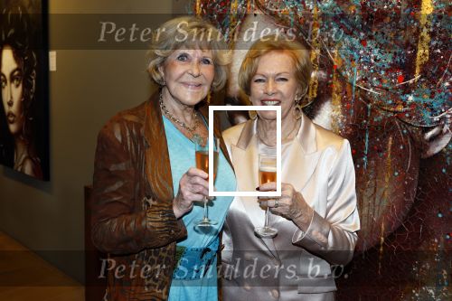Breukelen 12 februari 2024
Ria Valk viert haar 65 jarig artiesten jubileum en krijgt een koninklijk onderscheiding van de burgemeester van de Ronde Venen. Ria Valk en Astrid Engels