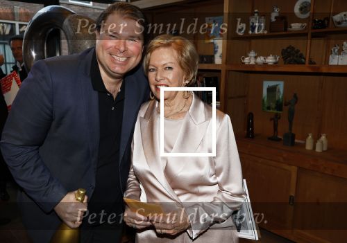 Breukelen 12 februari 2024
Ria Valk viert haar 65 jarig artiesten jubileum en krijgt een koninklijk onderscheiding van de burgemeester van de Ronde Venen. Ria Valk en Bart peeters