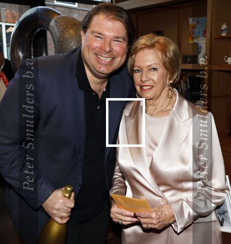 Breukelen 12 februari 2024
Ria Valk viert haar 65 jarig artiesten jubileum en krijgt een koninklijk onderscheiding van de burgemeester van de Ronde Venen. Ria Valk en Bart peeters