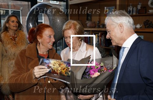 Breukelen 12 februari 2024
Ria Valk viert haar 65 jarig artiesten jubileum en krijgt een koninklijk onderscheiding van de burgemeester van de Ronde Venen. Ria Valk en Carry Tefsen