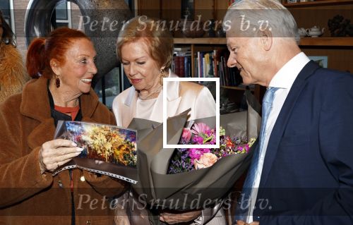 Breukelen 12 februari 2024
Ria Valk viert haar 65 jarig artiesten jubileum en krijgt een koninklijk onderscheiding van de burgemeester van de Ronde Venen. Ria Valk en Carry Tefsen