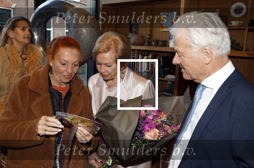 Breukelen 12 februari 2024
Ria Valk viert haar 65 jarig artiesten jubileum en krijgt een koninklijk onderscheiding van de burgemeester van de Ronde Venen. Ria Valk en Carry Tefsen
