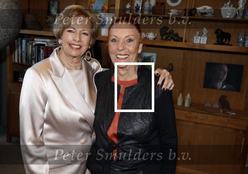 Breukelen 12 februari 2024
Ria Valk viert haar 65 jarig artiesten jubileum en krijgt een koninklijk onderscheiding van de burgemeester van de Ronde Venen. Ria Valk en Carry Tefsen