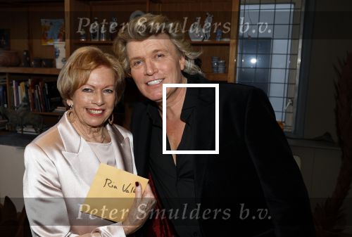 Breukelen 12 februari 2024
Ria Valk viert haar 65 jarig artiesten jubileum en krijgt een koninklijk onderscheiding van de burgemeester van de Ronde Venen. Ria Valk en Hans Klok