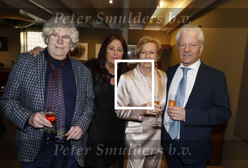 Breukelen 12 februari 2024
Ria Valk viert haar 65 jarig artiesten jubileum en krijgt een koninklijk onderscheiding van de burgemeester van de Ronde Venen. Ria Valk met haar ex partner hans Wennekes