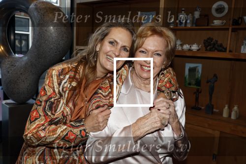 Breukelen 12 februari 2024
Ria Valk viert haar 65 jarig artiesten jubileum en krijgt een koninklijk onderscheiding van de burgemeester van de Ronde Venen. Ria Valk met haar dochter Monique