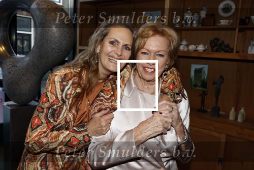 Breukelen 12 februari 2024
Ria Valk viert haar 65 jarig artiesten jubileum en krijgt een koninklijk onderscheiding van de burgemeester van de Ronde Venen. Ria Valk met haar dochter Monique