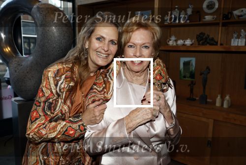 Breukelen 12 februari 2024
Ria Valk viert haar 65 jarig artiesten jubileum en krijgt een koninklijk onderscheiding van de burgemeester van de Ronde Venen. Ria Valk met haar dochter Monique