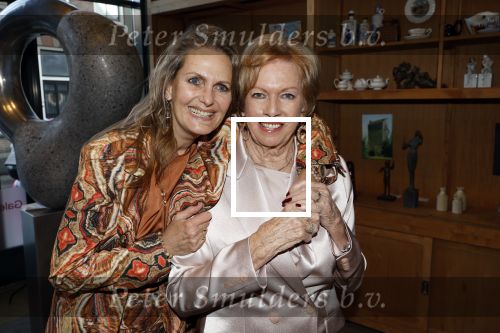 Breukelen 12 februari 2024
Ria Valk viert haar 65 jarig artiesten jubileum en krijgt een koninklijk onderscheiding van de burgemeester van de Ronde Venen. Ria Valk met haar dochter Monique