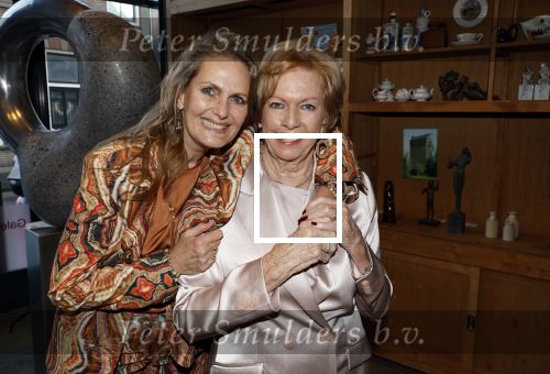 Breukelen 12 februari 2024
Ria Valk viert haar 65 jarig artiesten jubileum en krijgt een koninklijk onderscheiding van de burgemeester van de Ronde Venen. Ria Valk met haar dochter Monique