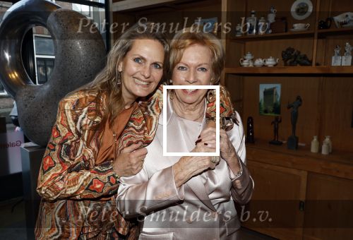 Breukelen 12 februari 2024
Ria Valk viert haar 65 jarig artiesten jubileum en krijgt een koninklijk onderscheiding van de burgemeester van de Ronde Venen. Ria Valk met haar dochter Monique