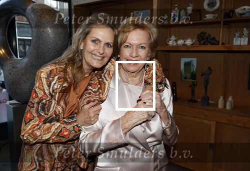 Breukelen 12 februari 2024
Ria Valk viert haar 65 jarig artiesten jubileum en krijgt een koninklijk onderscheiding van de burgemeester van de Ronde Venen. Ria Valk met haar dochter Monique