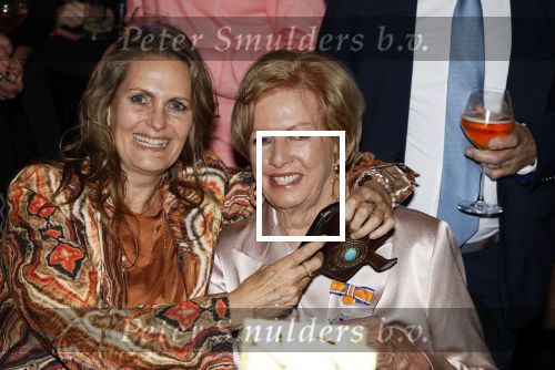 Breukelen 12 februari 2024
Ria Valk viert haar 65 jarig artiesten jubileum en krijgt een koninklijk onderscheiding van de burgemeester van de Ronde Venen. Ria Valk met haar dochter Monique