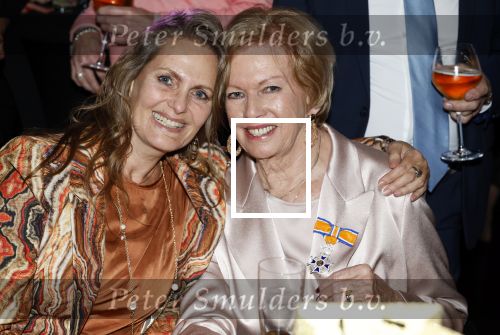Breukelen 12 februari 2024
Ria Valk viert haar 65 jarig artiesten jubileum en krijgt een koninklijk onderscheiding van de burgemeester van de Ronde Venen. Ria Valk met haar dochter Monique