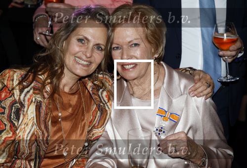 Breukelen 12 februari 2024
Ria Valk viert haar 65 jarig artiesten jubileum en krijgt een koninklijk onderscheiding van de burgemeester van de Ronde Venen. Ria Valk met haar dochter Monique